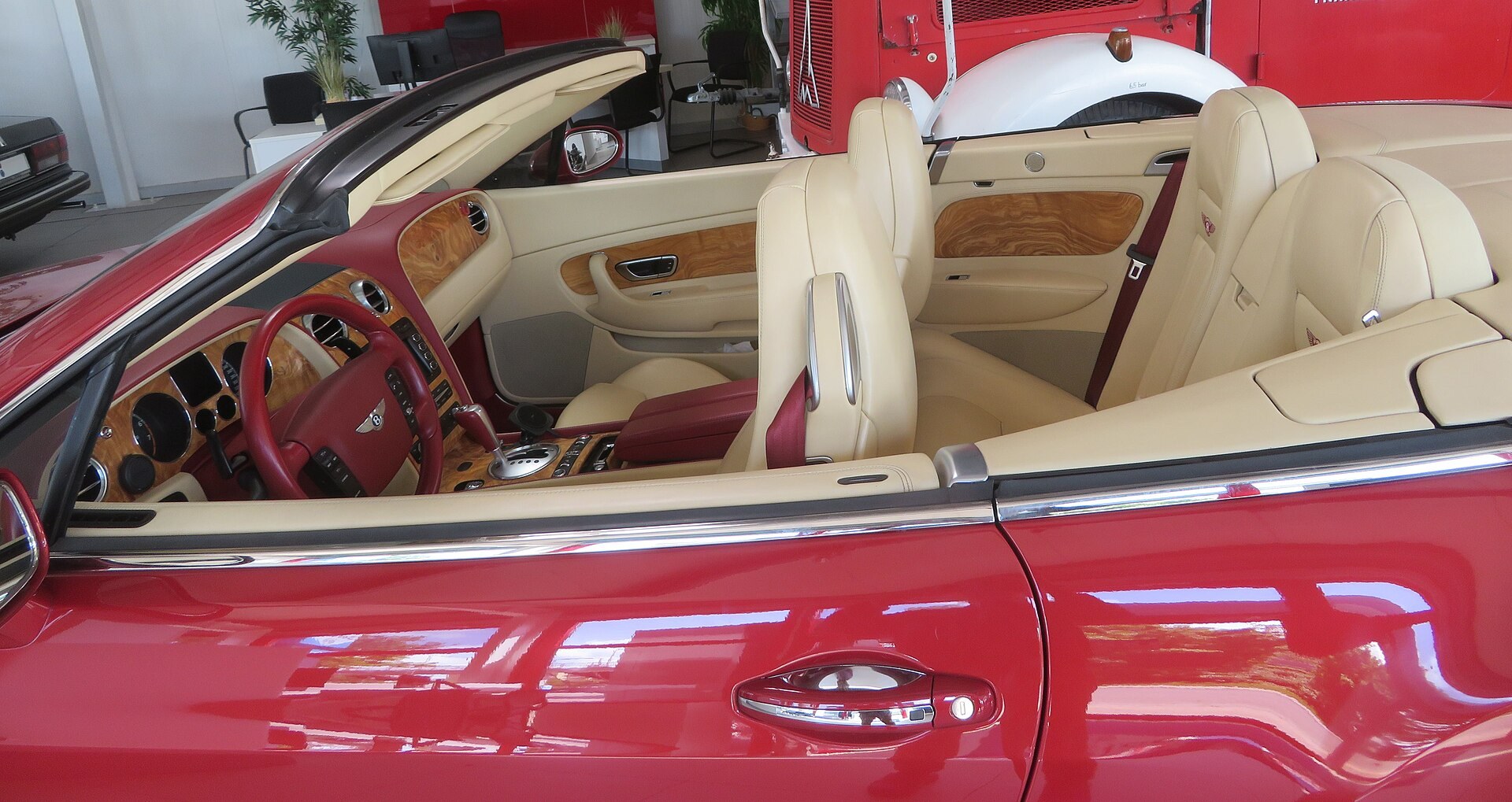 Continental GTC cabin — hide, veneer, Mulliner stitching