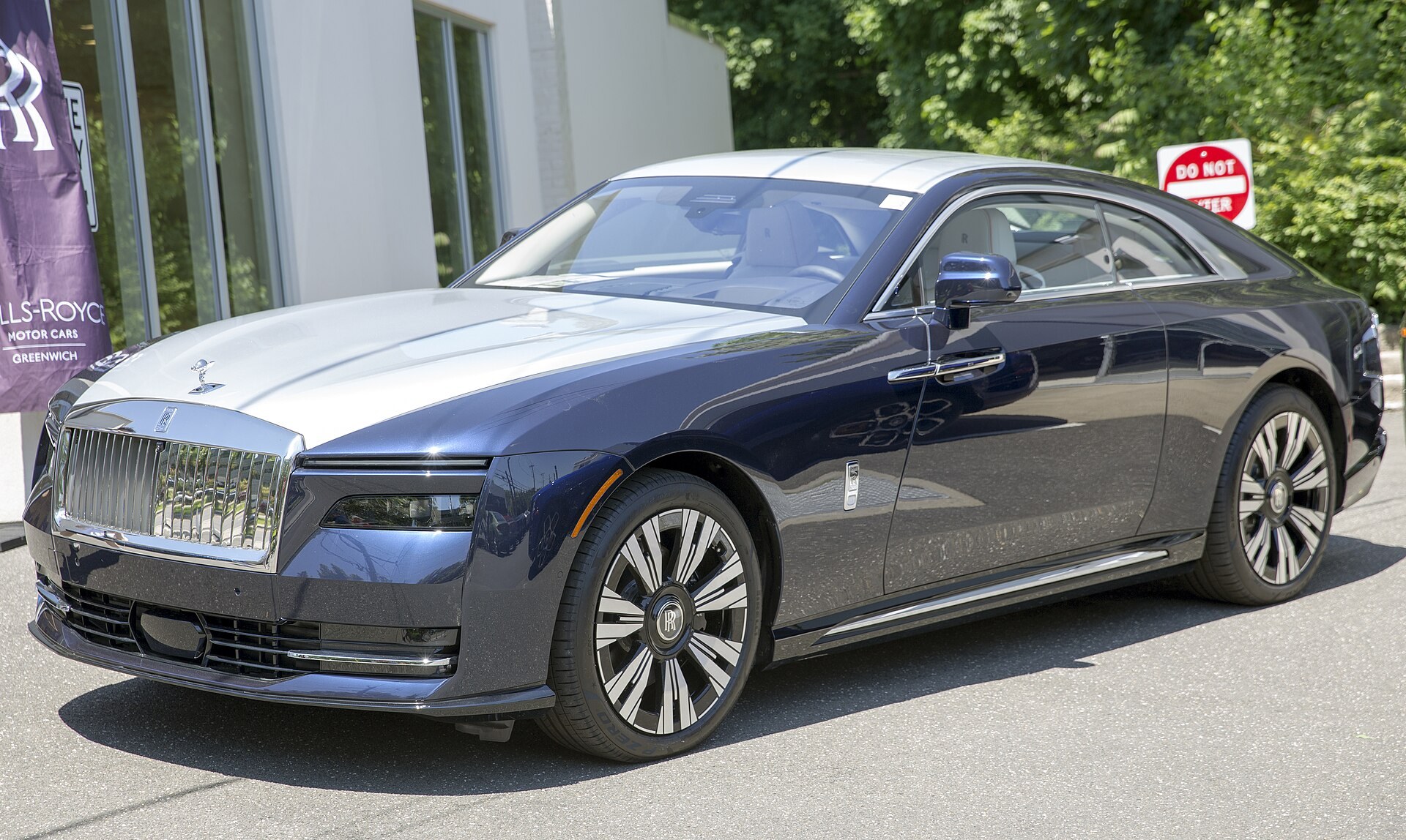 Rolls-Royce Spectre in Midnight Sapphire — pantheon grille, Spirit of Ecstasy